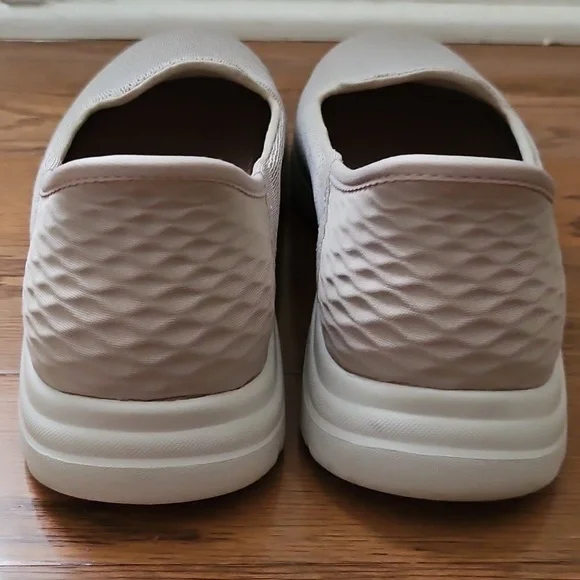 🎉HP🎉 Skechers Women's Slip-Ins - Light Gray Shoes - Picture 4 of 5